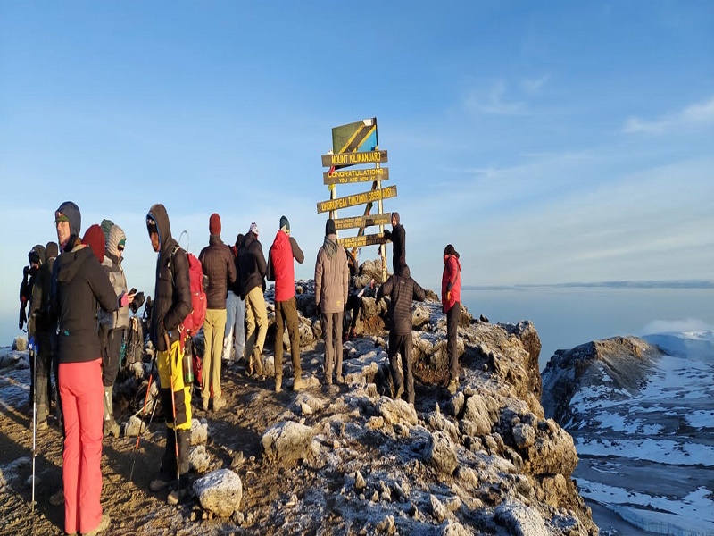 climbing-via marangu-route-group-shairing